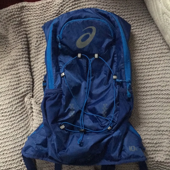asics lightweight running backpack 10l